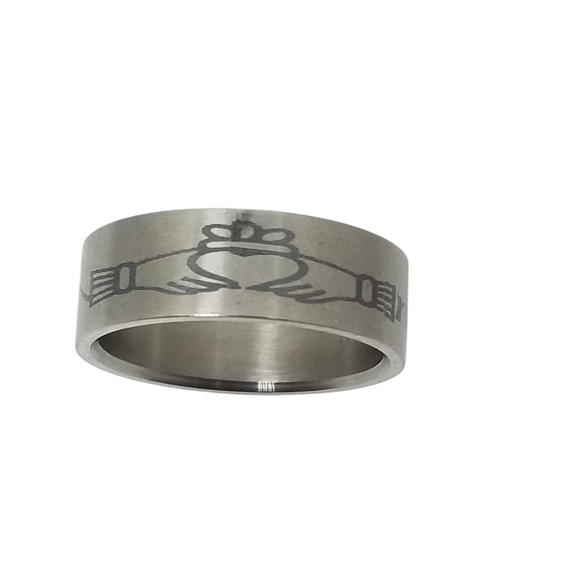 NWOT SILVERTONE STAINLESS STEEL CLADDAGH CELTIC DESIGN BAND SIZE 12 - Picture 1 of 5